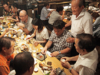 6月24日に開催された「日本酒の会」で談笑する参加者
