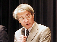 厳しく追及する事務官役 厳しく追及する事務官役