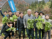 おいしい野菜を収穫し大満足の参加者 おいしい野菜を収穫し大満足の参加者