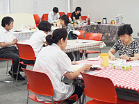 共済カフェではお茶とお菓子をご用意してお待ちしています 共済カフェではお茶とお菓子をご用意してお待ちしています