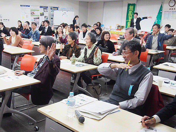 クイズ交流会で盛り上がる市民講座参加者（11月3日／協会セミナールーム）