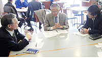 江東区社協担当者と懇談する赤羽根副会長（中央）と岩田理事（右）