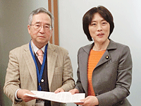 日本共産党 田村智子議員（右）と竹崎三立副会長（左）