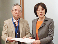 日本共産党 田村智子議員(右)と竹崎三立副会長(左) 日本共産党 田村智子議員(右)と竹崎三立副会長(左)