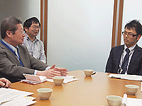 金融庁担当者に訴える須田副会長（左）