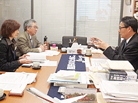 海江田万里衆議院議員（民主／写真右）