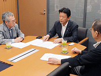 三ツ林議員と意見交換を行う竹﨑三立副会長(左) 三ツ林議員と意見交換を行う竹﨑三立副会長(左)