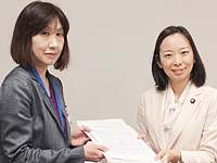 田中真希理事(左)と吉良よし子議員 田中真希理事(左)と吉良よし子議員