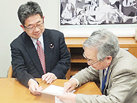 竹﨑副会長から説明を受ける小池議員(左) 竹﨑副会長から説明を受ける小池議員(左)