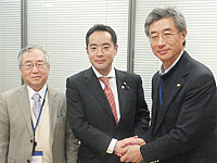井上信治議員(中央)を囲む竹﨑副会長(左)、細田理事(右) 井上信治議員(中央)を囲む竹﨑副会長(左)、細田理事(右)