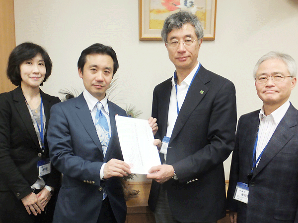 初鹿明博議員(左から二人目) 初鹿明博議員(左から二人目)