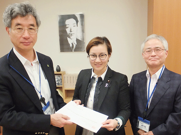 池内さおり議員(中央) 池内さおり議員(中央)