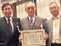 50年永年会員表彰・竹内隆先生(中央）と拝殿会長（左）、竹崎副会長（右）