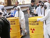 放射性廃棄物の模型でアピールするパレード参加者