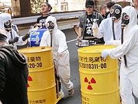 放射性廃棄物の模型でアピールするパレード参加者 放射性廃棄物の模型でアピールするパレード参加者