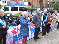 制度存続を訴えるぜん息患者と支援者（2013年12月11日／都庁前）