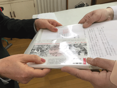 18050515_03_患者さんに景品を手渡し 18050515_03_患者さんに景品を手渡し
